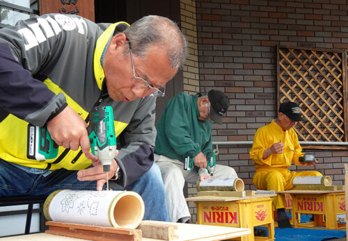 竹灯籠作り始まる　―迎え火の灯に間に合うように準備―
