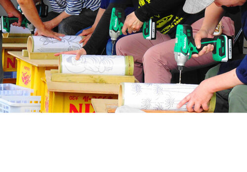 夏模様　盆の気配を感じつつ　ドリルに集う手と手と手