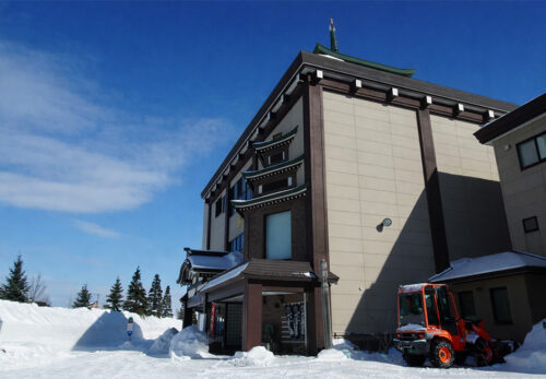 札幌大仏の足元に春が立ち上がる　― 雪解けの寺の風 ―
