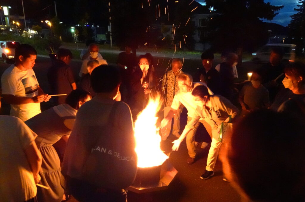 盆の入り“迎え火” 点火